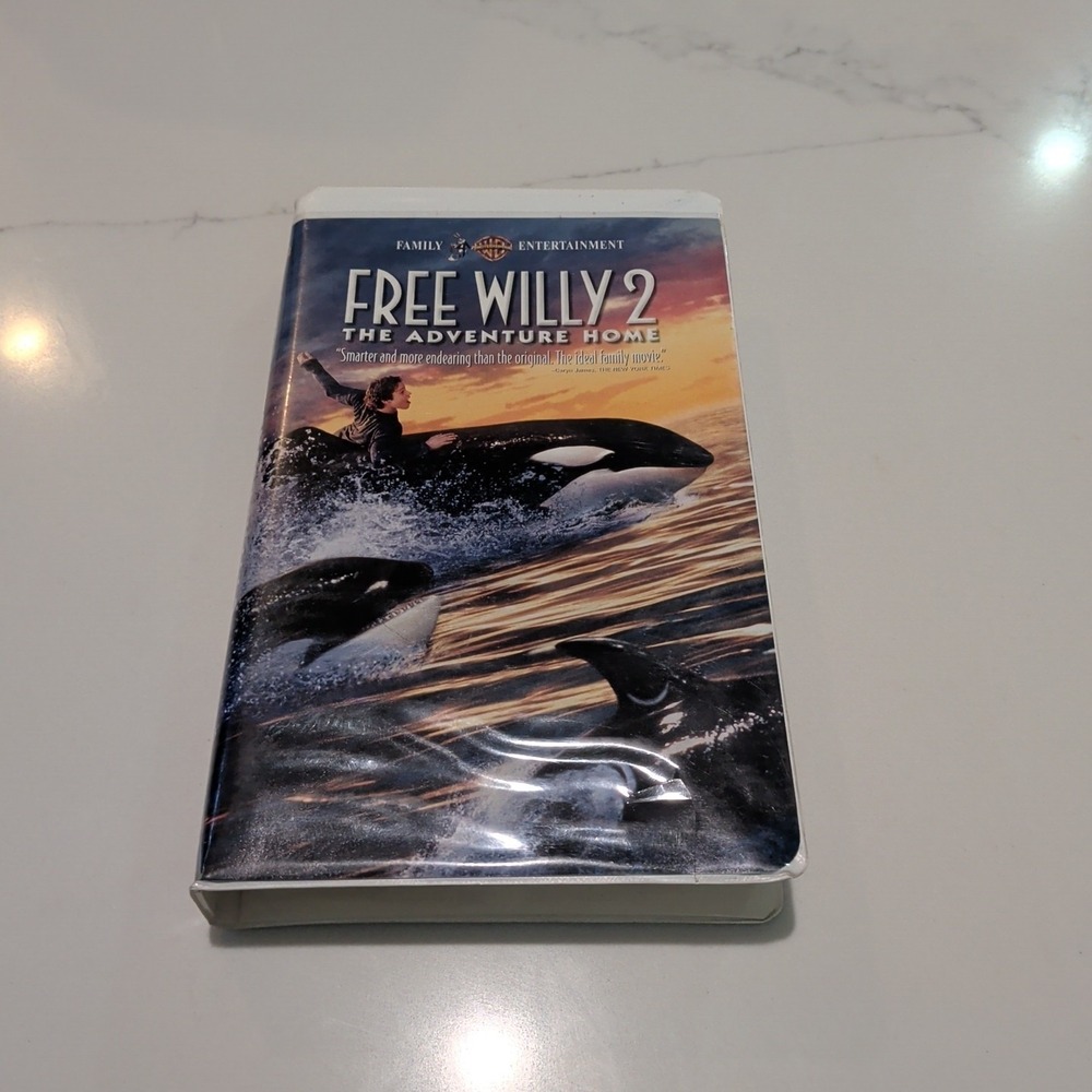 Free Willy 2: The Adventure Home (VHS, 1995, Clam Shell)